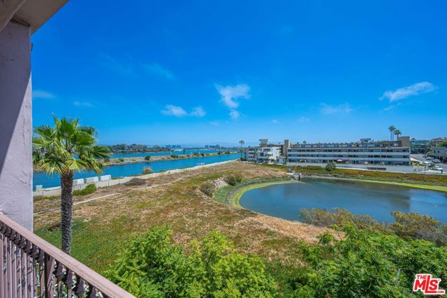 6220 Pacific Avenue, Playa del Rey CA: https://media.crmls.org/mediaz/cdb1f934-c137-4e97-87b3-b0b0ed761706.jpg