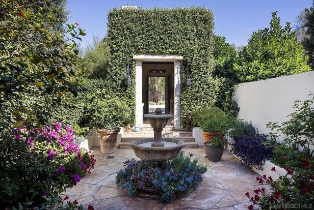 6977 Las Colinas, Rancho Santa Fe CA: https://media.crmls.org/mediaz/cdb2355f-02a0-4020-89bb-352b7668b686.jpg