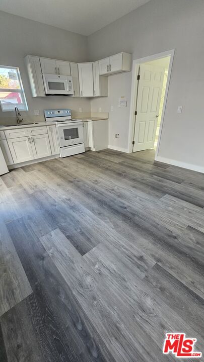 136 136 1/4 W 99th Street, Los Angeles CA: https://media.crmls.org/mediaz/cdb29fee-512f-46f9-9e02-c9bf82513876.jpg