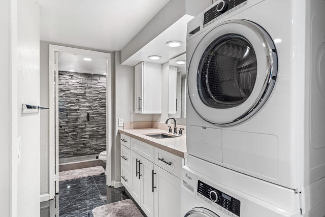 1050 E Ramon Road, Palm Springs CA: https://media.crmls.org/mediaz/cdb2c090-218a-4a31-9543-ed2a66ea923b.jpg