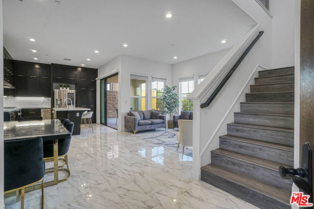 20818 W Bur Oak Circle, Porter Ranch CA: https://media.crmls.org/mediaz/cdb31f47-e541-4ec4-a258-f94b7b381b87.jpg