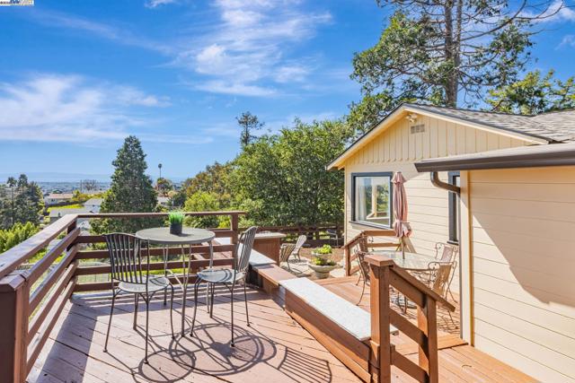 19975 JOHN DR, Castro Valley CA: https://media.crmls.org/mediaz/cdb35f9a-3b59-4274-bc6f-d3c90cac52de.jpg