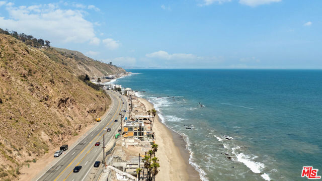 20866 Pacific Coast Highway, Malibu CA: https://media.crmls.org/mediaz/cdb3a329-0fb3-4d1b-8933-3a16fdfa489b.jpg