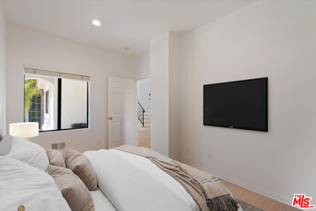 22960 Cass Avenue, Woodland Hills CA: https://media.crmls.org/mediaz/cdb5237f-1a54-493a-b784-74ce68446c14.jpg