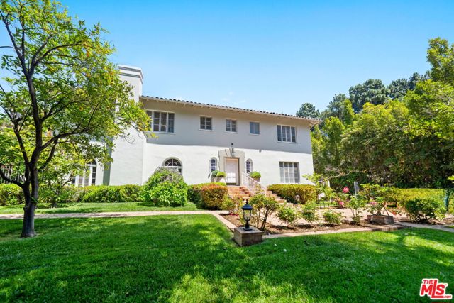 1004 N Beverly Drive, Beverly Hills CA: https://media.crmls.org/mediaz/cdb542b9-2130-47ff-ae0d-590686440108.jpg
