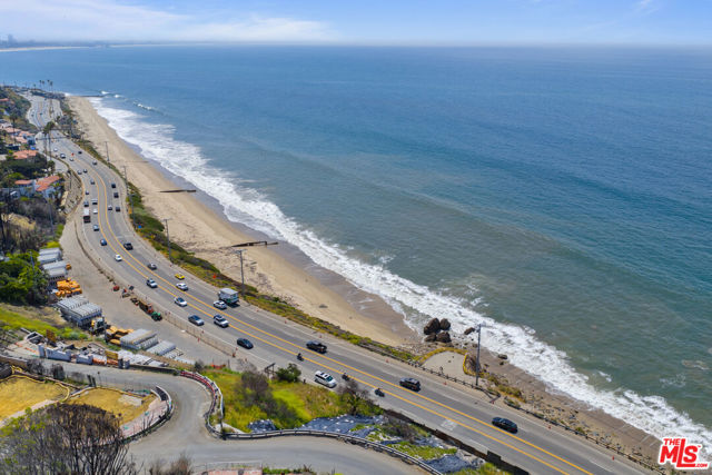 17900 Porto Marina Way, Pacific Palisades CA: https://media.crmls.org/mediaz/cdb5699b-ccc6-4b18-8bcf-2bf1f6238b37.jpg