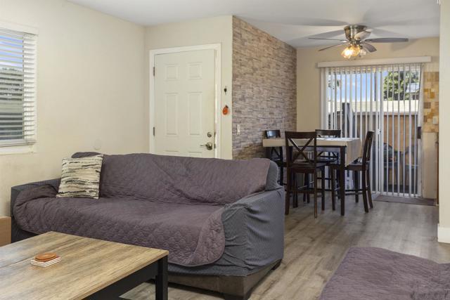 530 Calle Montecito, Oceanside CA: https://media.crmls.org/mediaz/cdb5704e-0109-4a9b-9f00-4aa7a0454c49.jpg