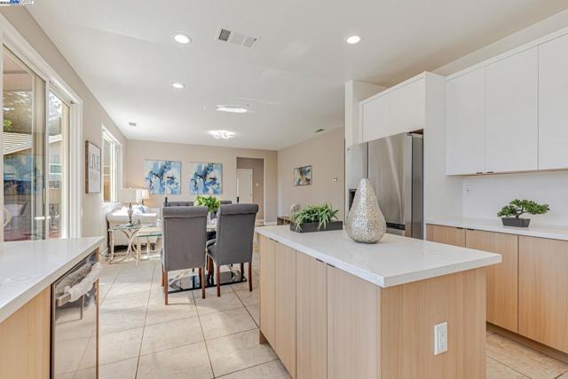 113 Silver Bell Way, Oakley CA: https://media.crmls.org/mediaz/cdb5ca82-2e8a-436a-a803-15cc16b454d1.jpg