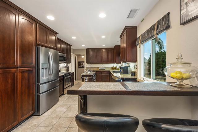 220 Journeys End, Vista CA: https://media.crmls.org/mediaz/cdb6968a-a89d-46b7-b0e8-8ab6e1d251ee.jpg