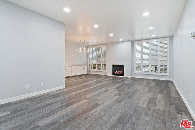 927 N Kings Road, West Hollywood CA: https://media.crmls.org/mediaz/cdb6eb3c-4d36-4272-9812-48e325939ab8.jpg