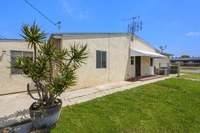 742 Jefferson Avenue, Chula Vista CA: https://media.crmls.org/mediaz/cdb76a6e-a65f-4b32-86af-37928193716e.jpg
