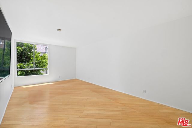 429 N Oakhurst Drive, Beverly Hills CA: https://media.crmls.org/mediaz/cdb7d60f-8460-4953-972f-4eac576b398c.jpg