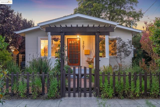 3701 Midvale Ave, Oakland CA: https://media.crmls.org/mediaz/cdb7e7cd-09cc-4e32-92f2-e3cd4b8dad0f.jpg