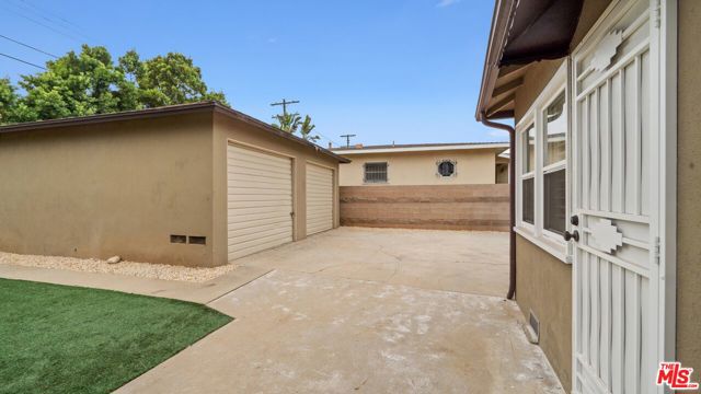 6311 La Tijera Boulevard, Los Angeles CA: https://media.crmls.org/mediaz/cdb7f60a-dd47-43c8-bcb2-01c456536515.jpg