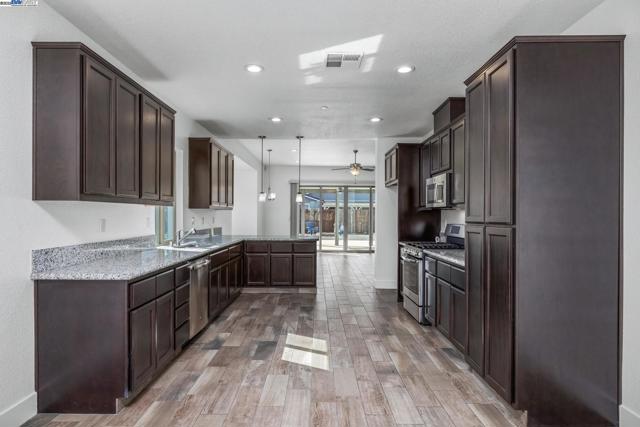 115 Lemon Blossom Ln, Patterson CA: https://media.crmls.org/mediaz/cdb8eac1-b675-4fa5-a1c4-a406659a47b7.jpg