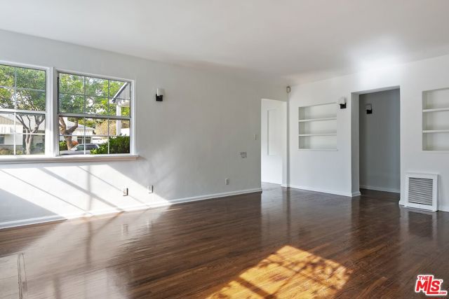 3032 Oakhurst Avenue, Los Angeles CA: https://media.crmls.org/mediaz/cdb919d1-5049-4c18-bdc8-057e30f71f80.jpg