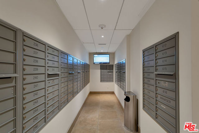 1440 Veteran Avenue, Los Angeles CA: https://media.crmls.org/mediaz/cdb9abcb-f82d-4c0c-918a-f1d4265305ac.jpg