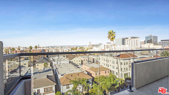 846 S Mariposa Avenue, Los Angeles CA: https://media.crmls.org/mediaz/cdbb3b2d-3e96-45ab-97d3-41a8dca54c5d.jpg