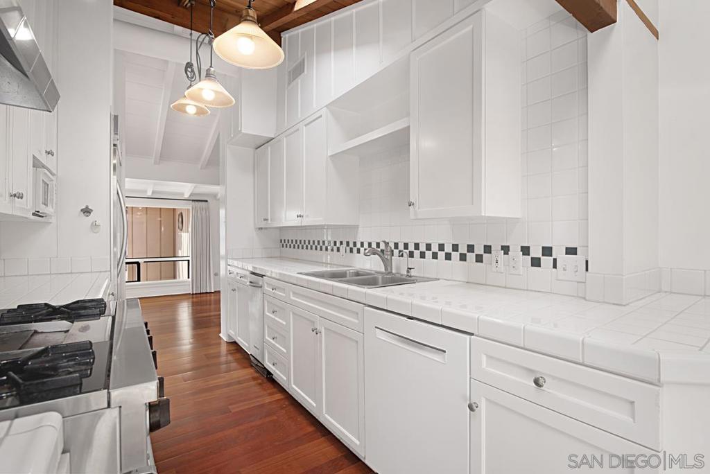 573 Amphitheatre Dr - photo 12