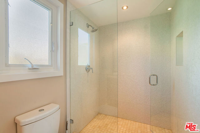 11770 Pacific Coast Highway, Malibu CA: https://media.crmls.org/mediaz/cdbc0bf4-14a7-4f94-801b-5fe45a7b4577.jpg
