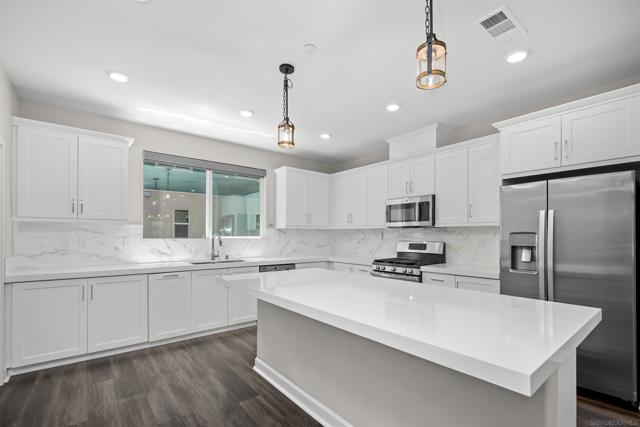 1951 Pavilion Lane, Chula Vista CA: https://media.crmls.org/mediaz/cdbc7640-3f78-43ea-b00c-c2cd97b5a598.jpg