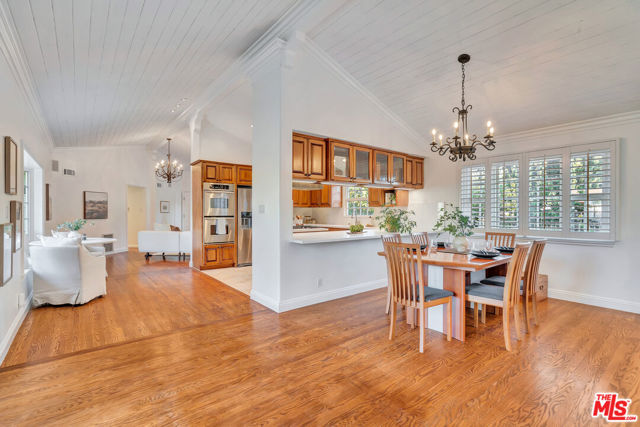 6001 Oakdale Avenue, Woodland Hills CA: https://media.crmls.org/mediaz/cdbdb8a2-f8ef-446d-a4b2-c766bc484d16.jpg