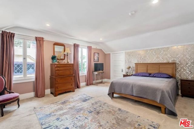 541 S Coronado Street, Los Angeles CA: https://media.crmls.org/mediaz/cdbe3777-9877-4566-9f37-8f3bfd5565e4.jpg