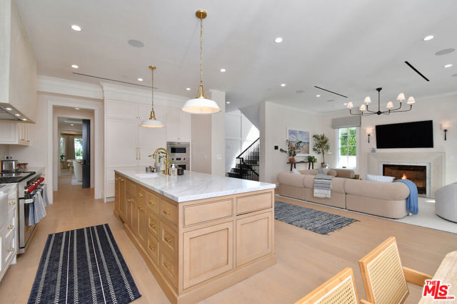 416 21st Place, Santa Monica CA: https://media.crmls.org/mediaz/cdbed1b9-0b0c-4b8d-874c-61ddca7679a1.jpg