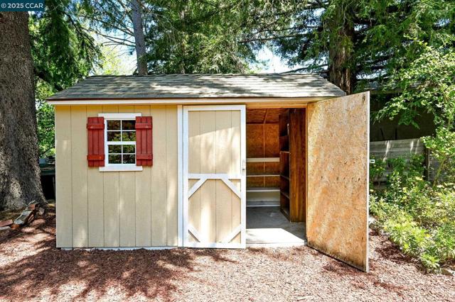 241 Lombardi Cir, Walnut Creek CA: https://media.crmls.org/mediaz/cdbf21b8-305c-4222-97cb-f6d45d4b9c8a.jpg