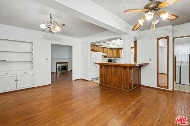 1314 Palms Boulevard, Venice CA: https://media.crmls.org/mediaz/cdbf2add-ef22-4a44-98be-8a595754ce8d.jpg