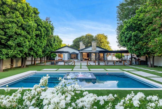 Photo of 22661 Calvert Street, Woodland Hills, CA 91367