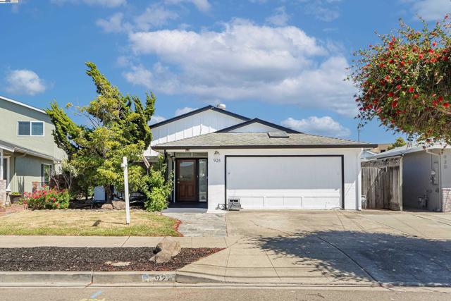 924 Magnolia Dr, Alameda CA: https://media.crmls.org/mediaz/cdc02a3a-aa23-449c-bfa1-0105b561a9f5.jpg