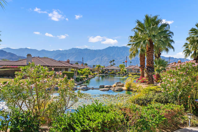 5 Lake Louise Court, Rancho Mirage CA: https://media.crmls.org/mediaz/cdc05cc1-6466-4d52-b3e4-dee1007126a5.jpg
