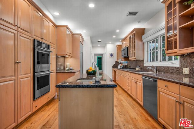 Kitchen w/ 2 walk-in pantries