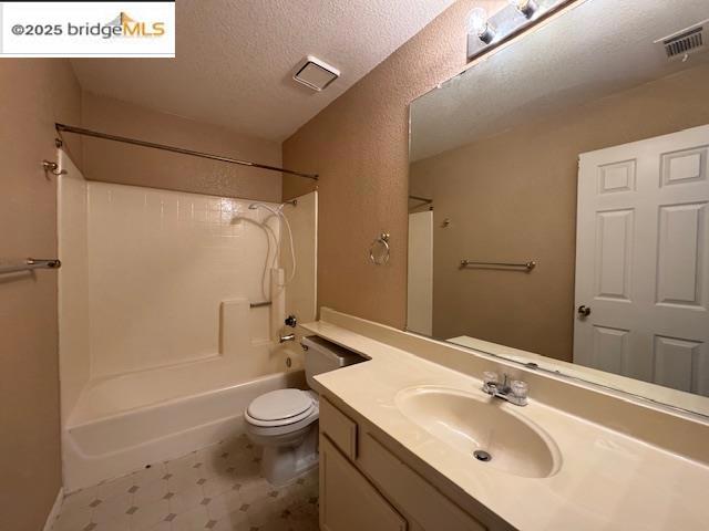 1024 Burnham Dr, Pittsburg CA: https://media.crmls.org/mediaz/cdc101d8-d12b-49f7-86ff-98ed3d87effc.jpg