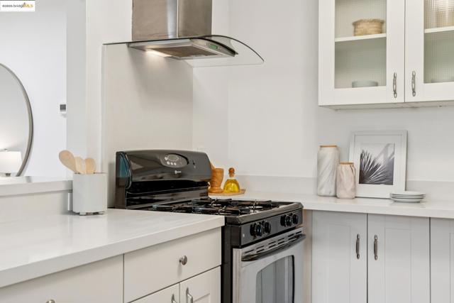 2028 Damuth St, Oakland CA: https://media.crmls.org/mediaz/cdc16a65-a62a-48e0-a663-f653000abb00.jpg