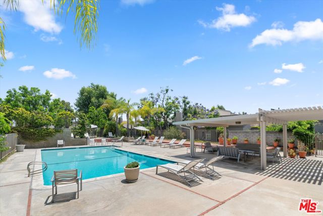 28 Village, Santa Monica CA: https://media.crmls.org/mediaz/cdc1ca69-460a-4697-8f1c-9eaddc42a7f4.jpg