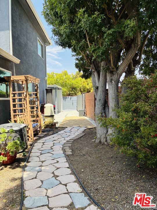 4938 Imlay Avenue, Culver City CA: https://media.crmls.org/mediaz/cdc225c8-b697-4755-b862-0de2dcaadcd4.jpg