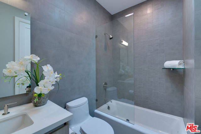 723 HUNTLEY Drive, West Hollywood CA: https://media.crmls.org/mediaz/cdc35ff4-bce1-494a-9bfb-7c8def2fbb27.jpg