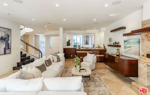 739 20th Street, Santa Monica CA: https://media.crmls.org/mediaz/cdc3fb5d-b919-4367-9b66-826d8591d587.jpg