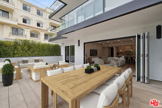505 S Barrington Avenue, Los Angeles CA: https://media.crmls.org/mediaz/cdc46ac3-c43f-4a3c-afcf-a1e4e8b7c9a5.jpg
