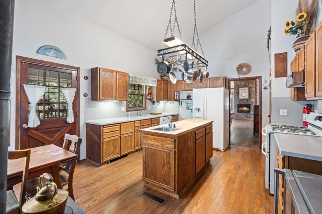 24905 Skyland Road, Los Gatos CA: https://media.crmls.org/mediaz/cdc47099-a911-49af-966d-5379dda6931d.jpg
