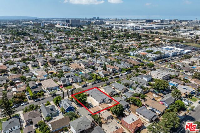 519 W Elm Avenue, Inglewood CA: https://media.crmls.org/mediaz/cdc49be7-9f9d-4701-b628-32be133a56d5.jpg