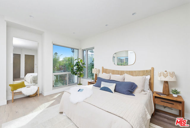 653 Oxford Ave, Venice CA: https://media.crmls.org/mediaz/cdc54adf-2f94-43b4-bd01-12ced374eec4.jpg