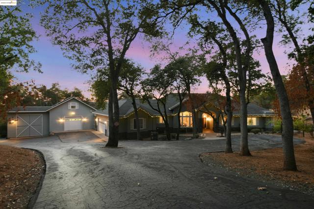 16096 Parkridge Ave, Sonora CA: https://media.crmls.org/mediaz/cdc55d04-8439-469a-ba84-8e75b1dbb5bd.jpg