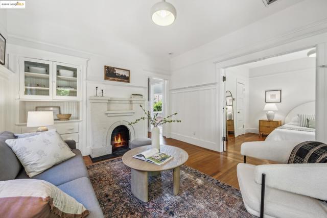 2705 Mathews St, Berkeley CA: https://media.crmls.org/mediaz/cdc62fdb-11e4-47e9-be85-7a61655420b9.jpg