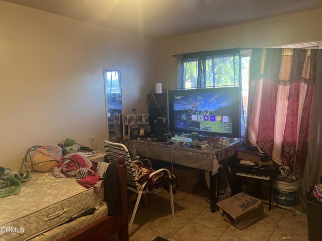 502 504 E Hemlock Street, Oxnard CA: https://media.crmls.org/mediaz/cdc72f91-d1b3-45c7-bee7-e214b2e77117.jpg