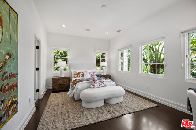 9928 Toluca Lake Avenue, Toluca Lake CA: https://media.crmls.org/mediaz/cdc82ec4-2218-4da7-9b77-0a68f2879c42.jpg