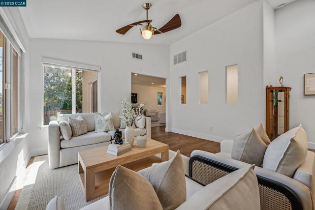 14 Saint Louis Ln, Pleasant Hill CA: https://media.crmls.org/mediaz/cdc86732-a6a0-49cf-ab70-8c1004ce05ff.jpg