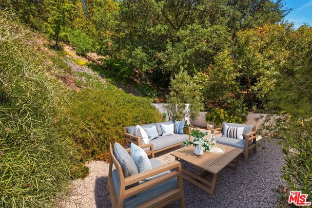 11115 Dona Pegita Drive, Studio City CA: https://media.crmls.org/mediaz/cdc87e75-255f-4bb2-9e59-45e7b20875b9.jpg